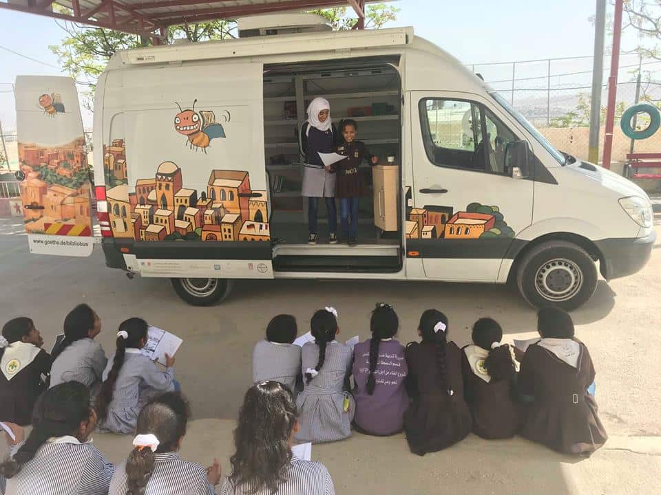    المكتبة المتنقة في زيارة لمدرسة بنات مخيم عرب الجهالين، يأتي هذا النشاط ضمن أنشطة الفنون التعبيرية التي تنظمها مؤسسة تامر في مناطق ج. 