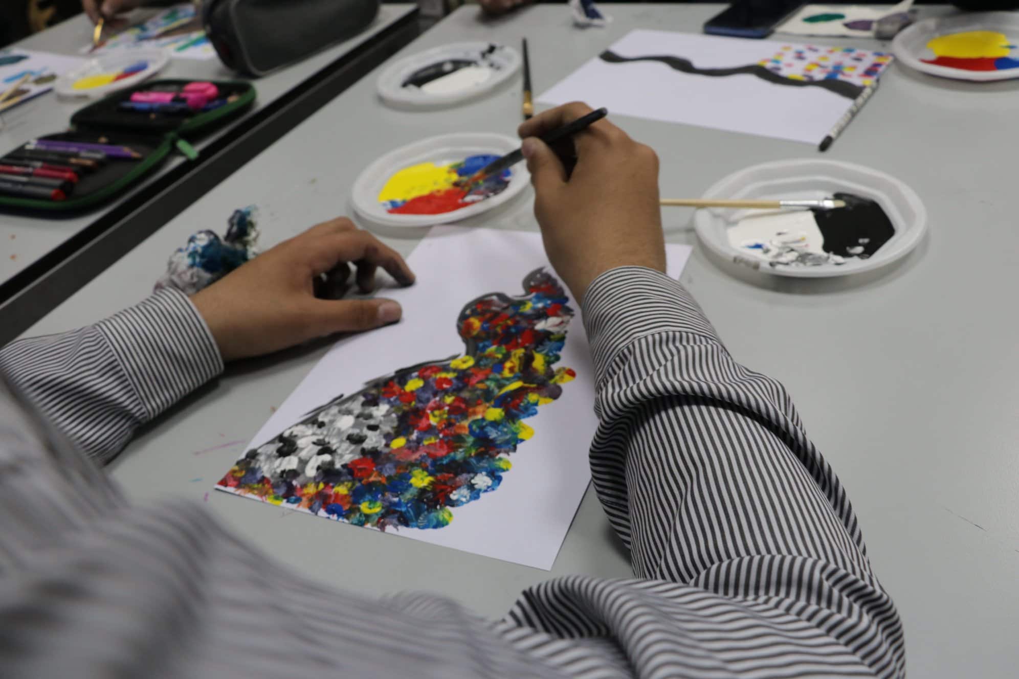    نشاط الكاتبة هدى الشوا والفنانة سامية حلبي مع اليافعين في مدرسة الفرندز الثانوية\ البيرة 